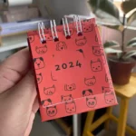 calendário de mesa 2024 mini bichinhos vermelho